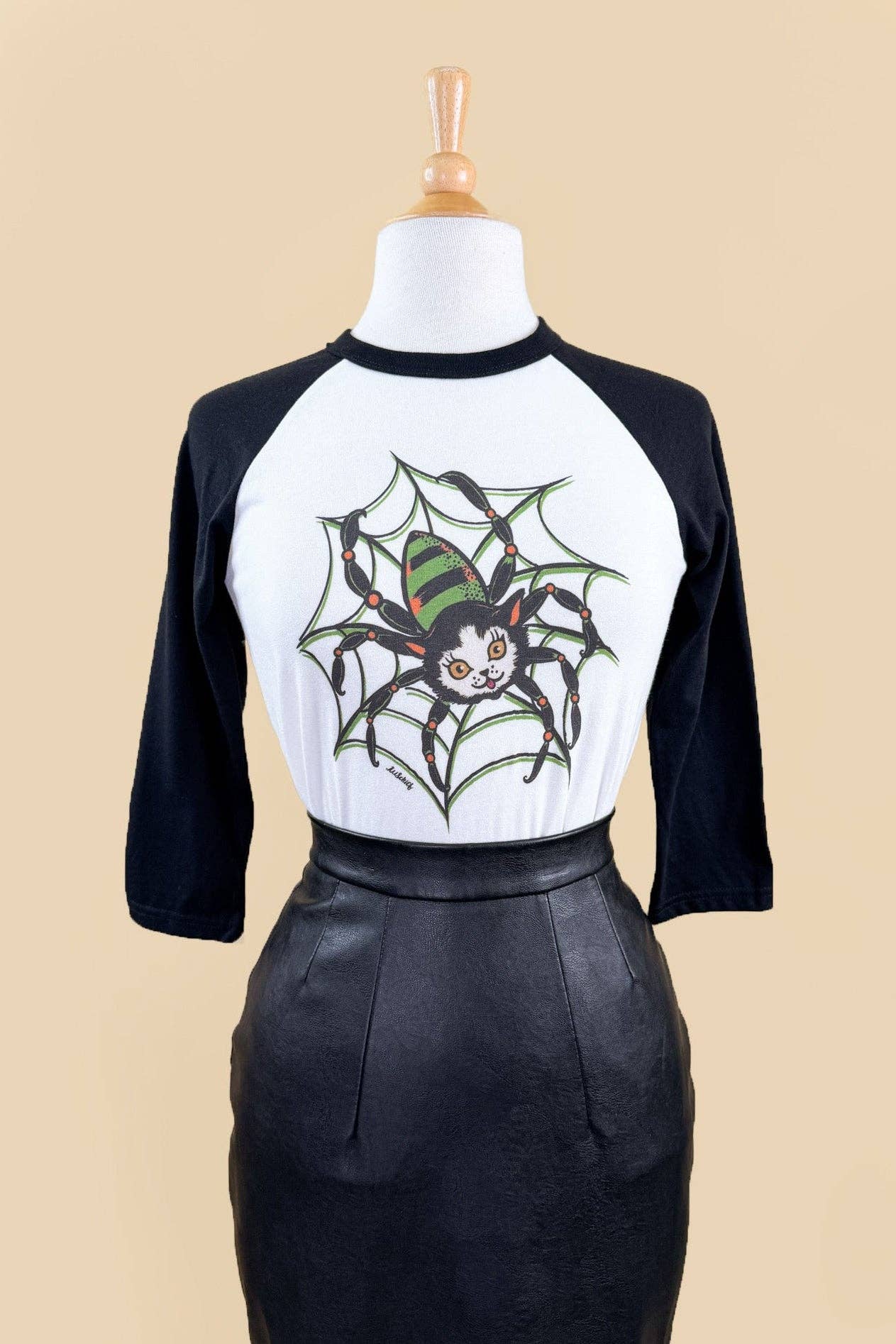 [Unisex] Web Walkin' Kitty Raglan Tee in white/Black